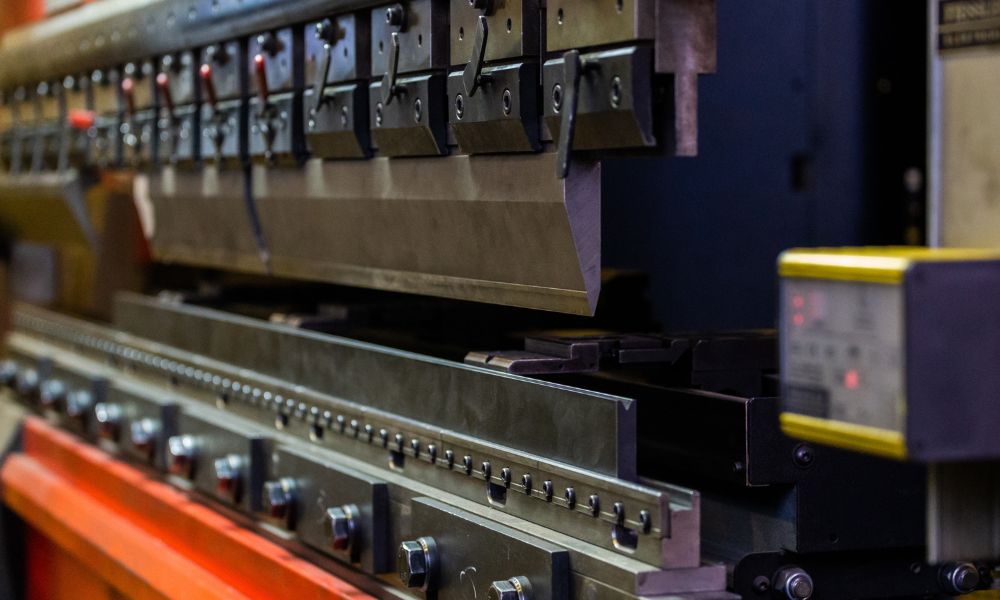 Guide to Tandem Press Brakes for Long Sheet Metal Bending explained by Mac-Tech