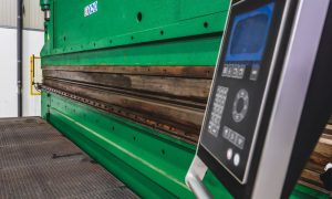 The difference between pneumatic and hydraulic press brakes explained by Mac-Tech